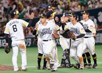 　西武に勝利し、タッチするソフトバンクナイン