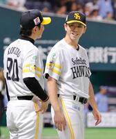 　７回２失点で１１勝目を挙げ、ベンチ前で小久保監督（左）から声をかけられる大関