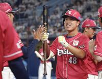 　１０回、代打で決勝の左犠飛を放ち、ナインに迎えられる渡辺佳