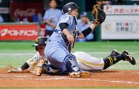 　３回、嶺井の中犠飛で生還する三走牧原大。捕手古賀悠