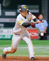 　３回、今宮が投前犠打を決める