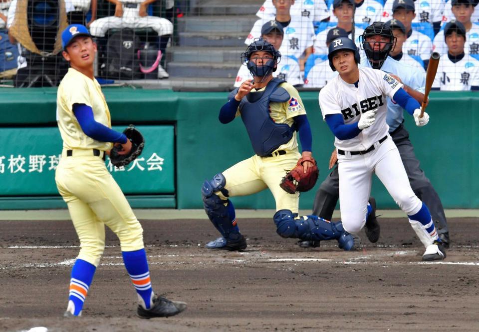 　２０１９年の決勝で星稜・奥川（左）から３ランを放つ履正社・井上