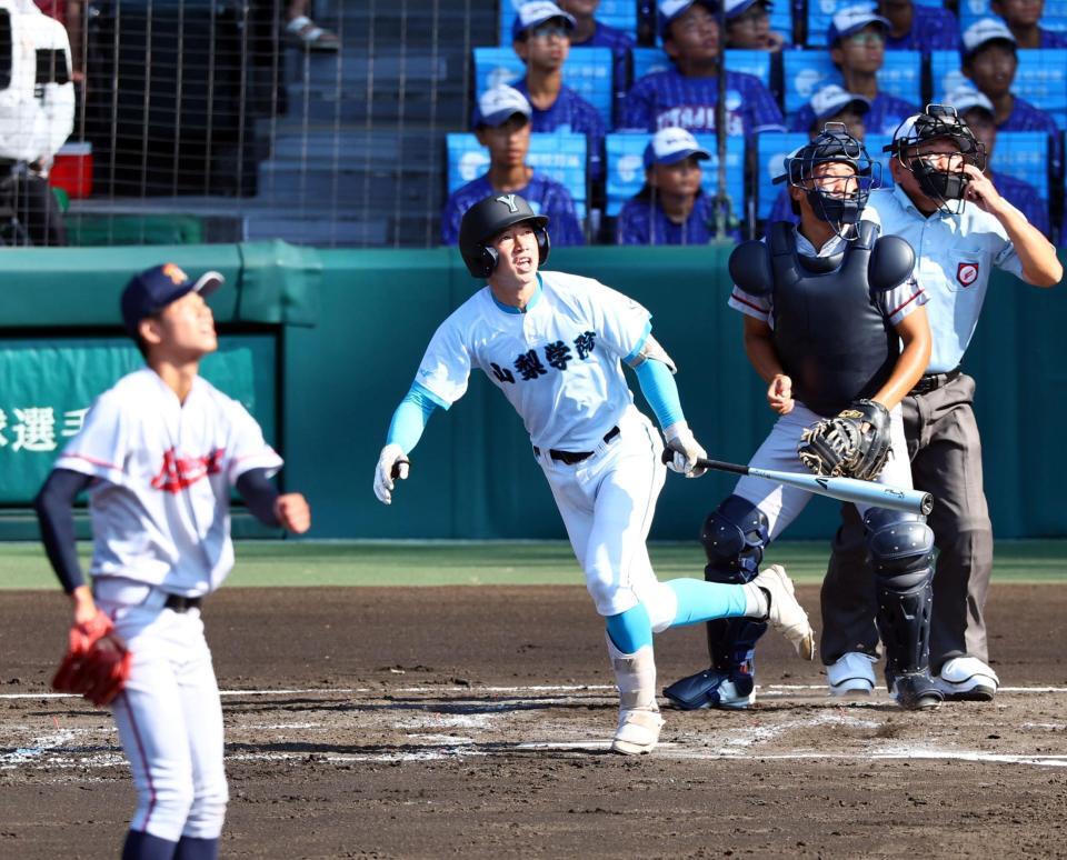 　２回、左越えに同点ソロを放つ山梨学院・横山悠（投手　京都国際・西村一毅、捕手　京都国際・猪股琉冴）＝撮影・山口登