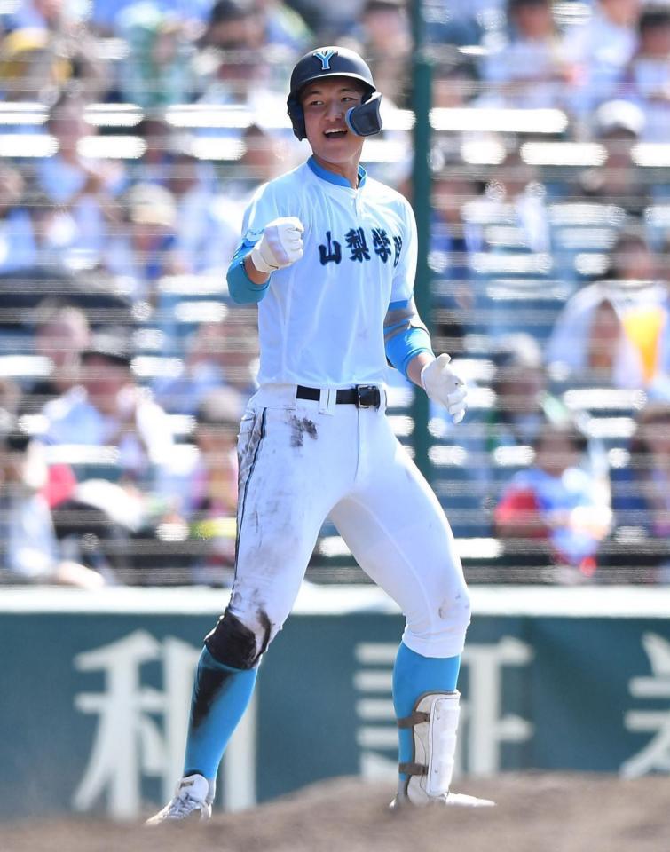 　５回、走者一掃の右越え適時三塁打を放ちガッツポーズを決める山梨学院・菰田陽生（撮影・開出牧）