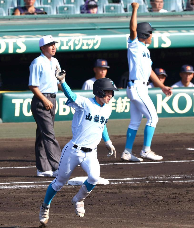 　２回、左越えに同点ソロを放つ山梨学院・横山悠（撮影・山口登）