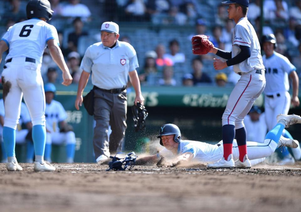 　２回、田村颯丈郎の三ゴロを清水詩太が悪送球し、二塁からホームにヘッドスライディングで生還する萬場翔太。右手前は京都国際・西村一毅（撮影・開出牧）