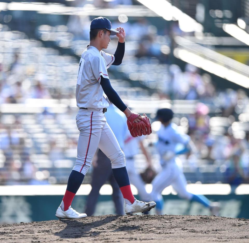 　２回、横山悠（後方）に同点の左越えソロを打たれた京都国際・西村一毅（撮影・開出牧）