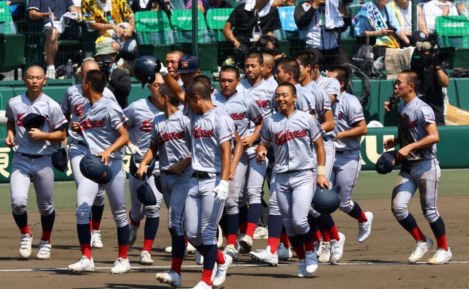 　山梨学院に敗れ応援団にあいさつに向かう京都国際ナイン（撮影・山口登）