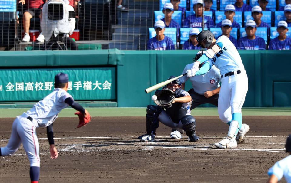 　２回、投手強襲安打を放つ山梨学院・菰田陽生（投手　京都国際・西村一毅、捕手　京都国際・猪股琉冴）＝撮影・山口登