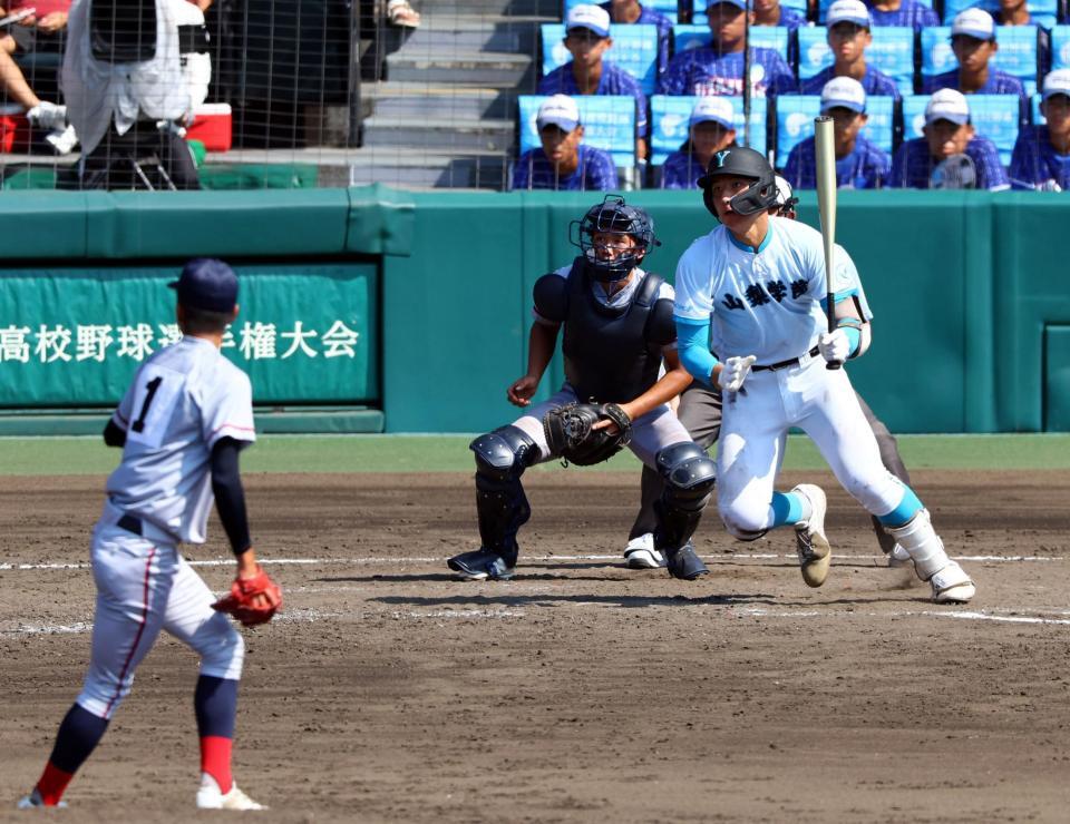 　５回、右越えに走者一掃の適時三塁打を放つ山梨学院・菰田陽生（投手　京都国際・西村一毅、捕手・猪股琉冴）＝撮影・山口登