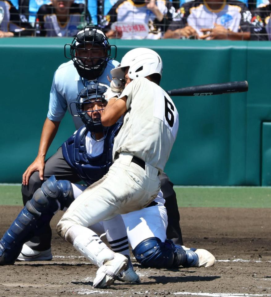 　９回、死球を受ける日大三・松岡翼（撮影・山口登）