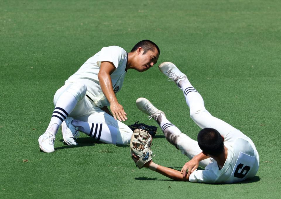 　７回、日大三・本間律輝（左）は松岡翼と激突するも関東第一・入山の飛球を好捕する（撮影・山口登）