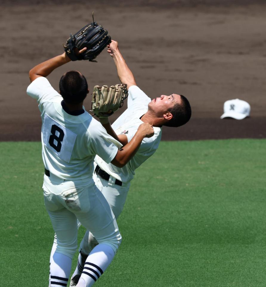 　７回、日大三・本間律輝⑧は松岡翼と激突するも関東第一・入山の飛球を好捕する（撮影・山口登）