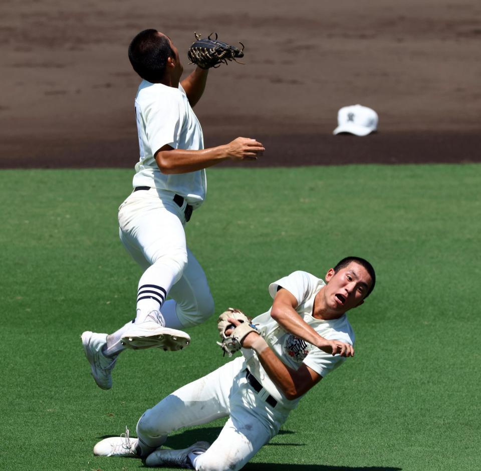 　７回、日大三・本間律輝（左）は松岡翼と激突するも関東第一・入山の飛球を好捕する（撮影・山口登）