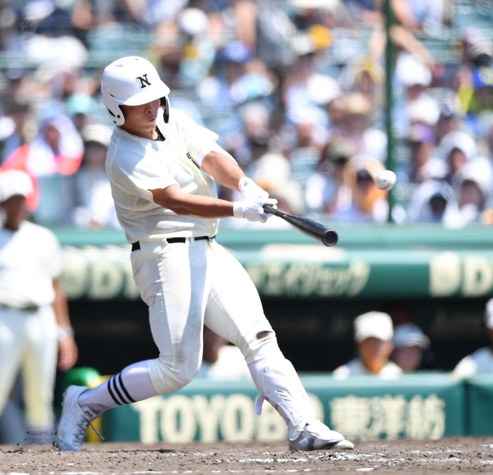 　５回、左越えソロを放つ日大三・田中諒（撮影・開出牧）