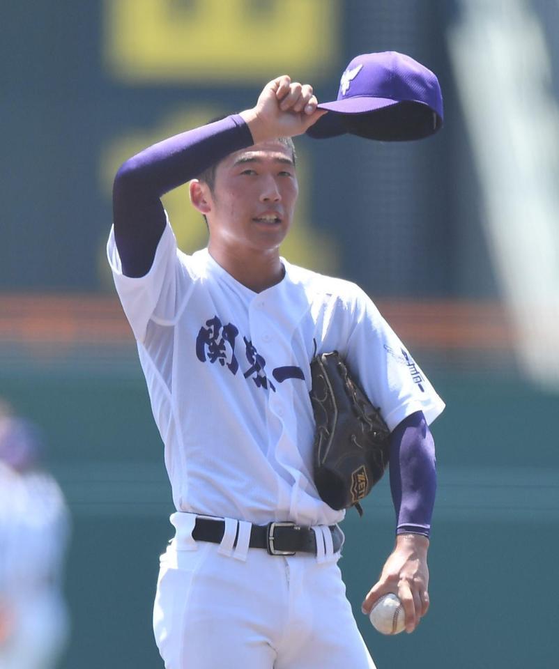 　４回、安部翔夢に中前２点適時打を打たれ汗をぬぐう関東第一・坂本慎太郎（撮影・開出牧）