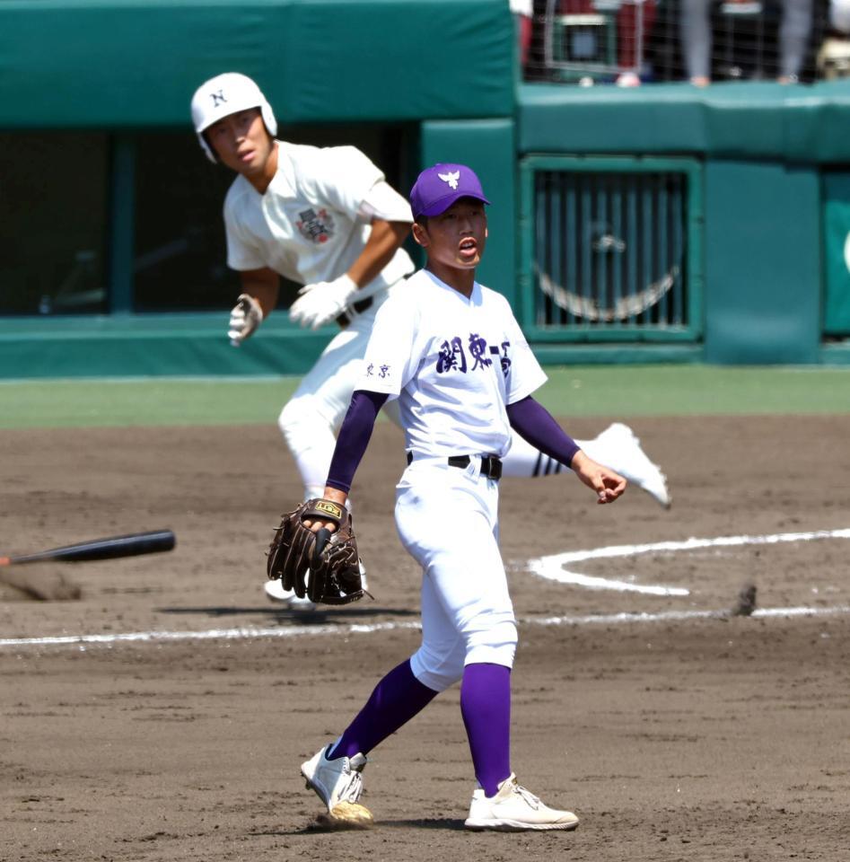 　４回、関東第一・坂本慎太郎は日大三・豊泉悠斗に先制適時打を許す（撮影・山口登）