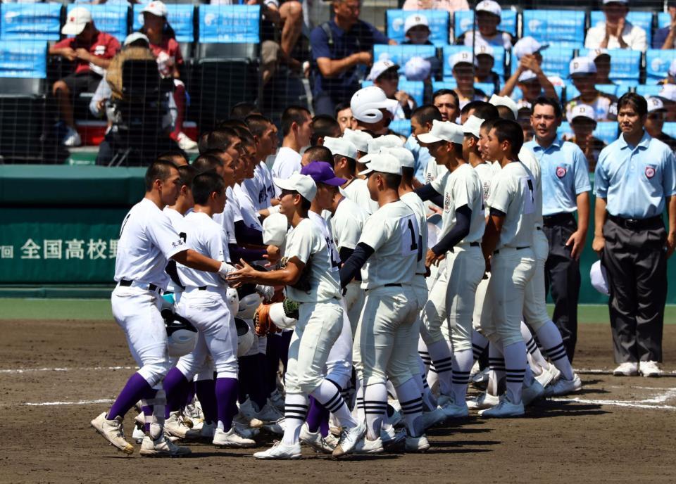 　試合を終え、健闘をたたえる両校ナイン（撮影・山口登）
