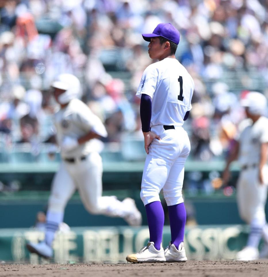 　５回、田中諒（後方左）に左越えソロを打たれた関東第一・坂本慎太郎（撮影・開出牧）