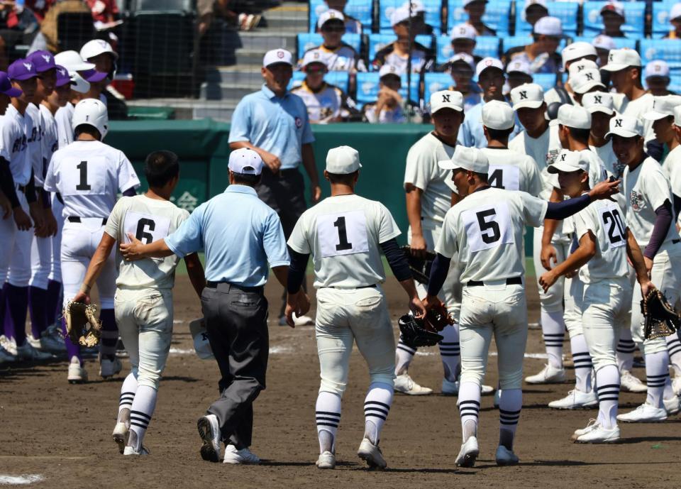 　試合終了し、頭部に死球を受けた日大三・松岡翼（６）は整列に加わらずベンチに戻る（撮影・山口登）