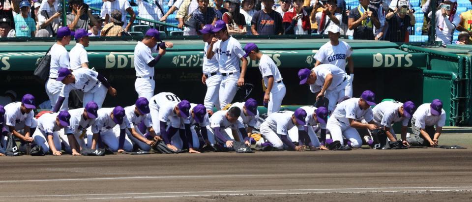 　日大三に敗れ、グラウンドの土を集める関東第一ナイン（撮影・山口登）