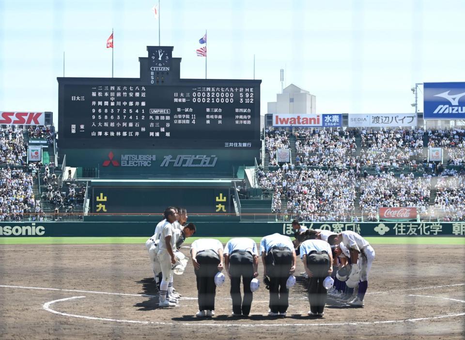 　関東第一ナイン（右）と熱戦を繰り広げ準決勝進出を決めた日大三ナイン（撮影・開出牧）