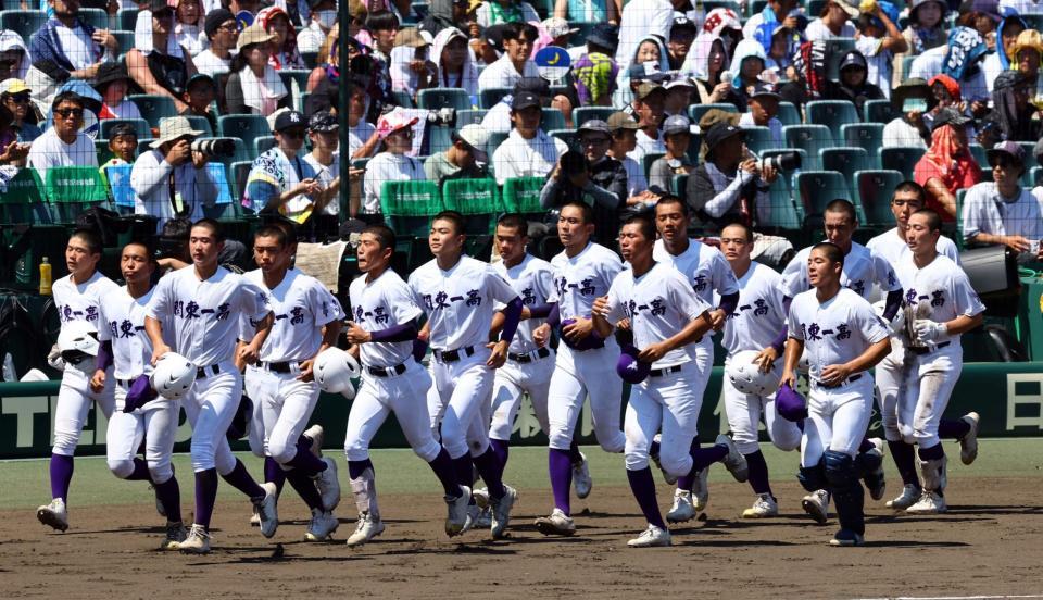 　日大三に敗れ、応援団にあいさつへと向かう関東一ナイン（撮影・山口登）