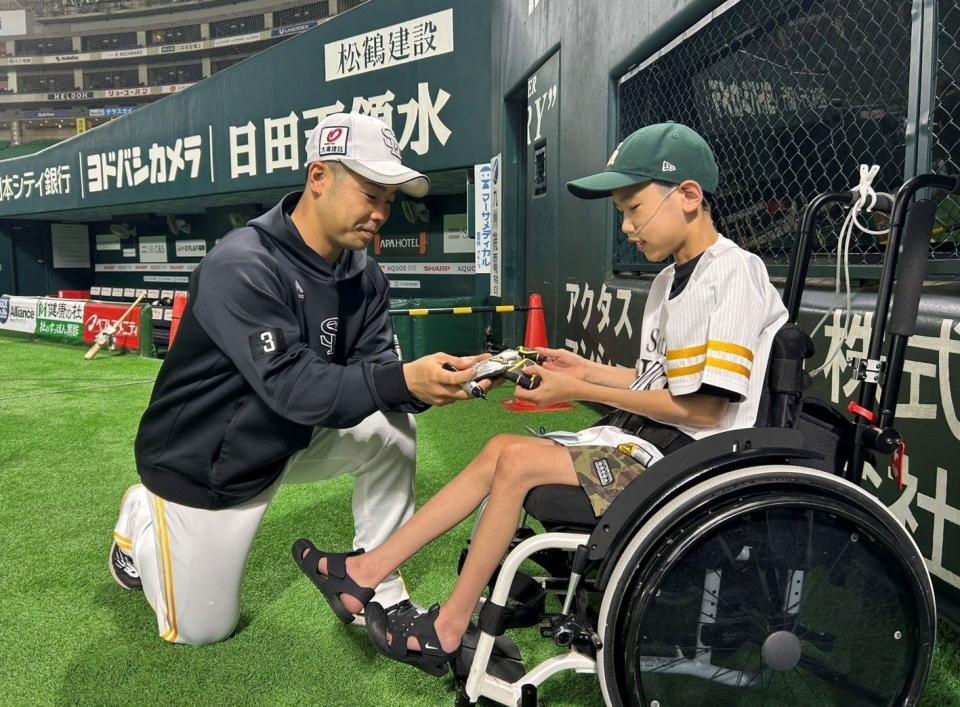 　西尾彰人君にプレゼントする近藤