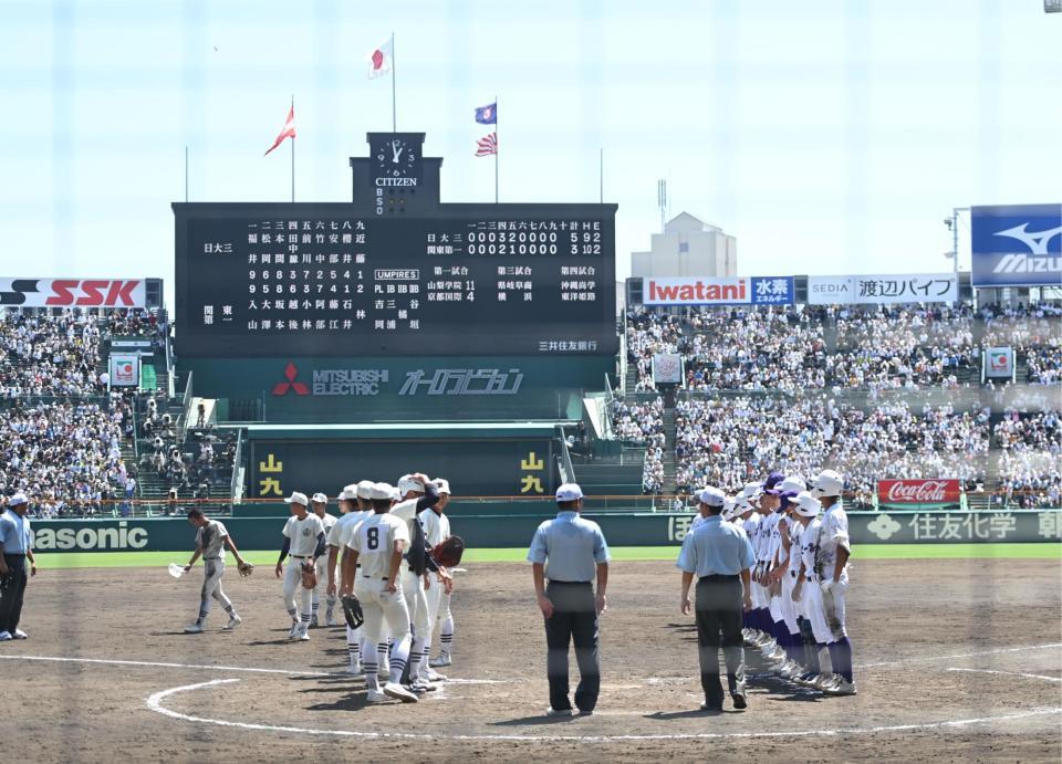 　九回表の攻撃で頭部死球を受けた日大三・松岡翼（後方左）は、勝利後の整列に加われずベンチへ引き揚げる（撮影・開出牧）