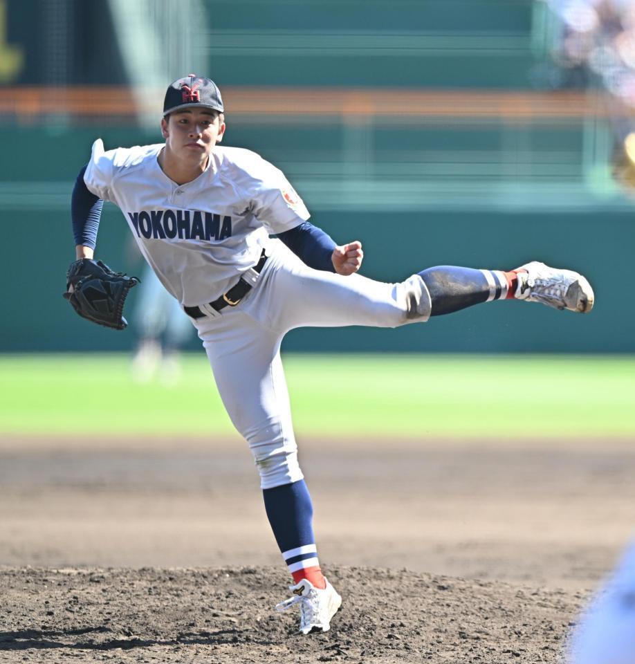 　３番手で力投する横浜・奥村頼人（撮影・西田忠信）