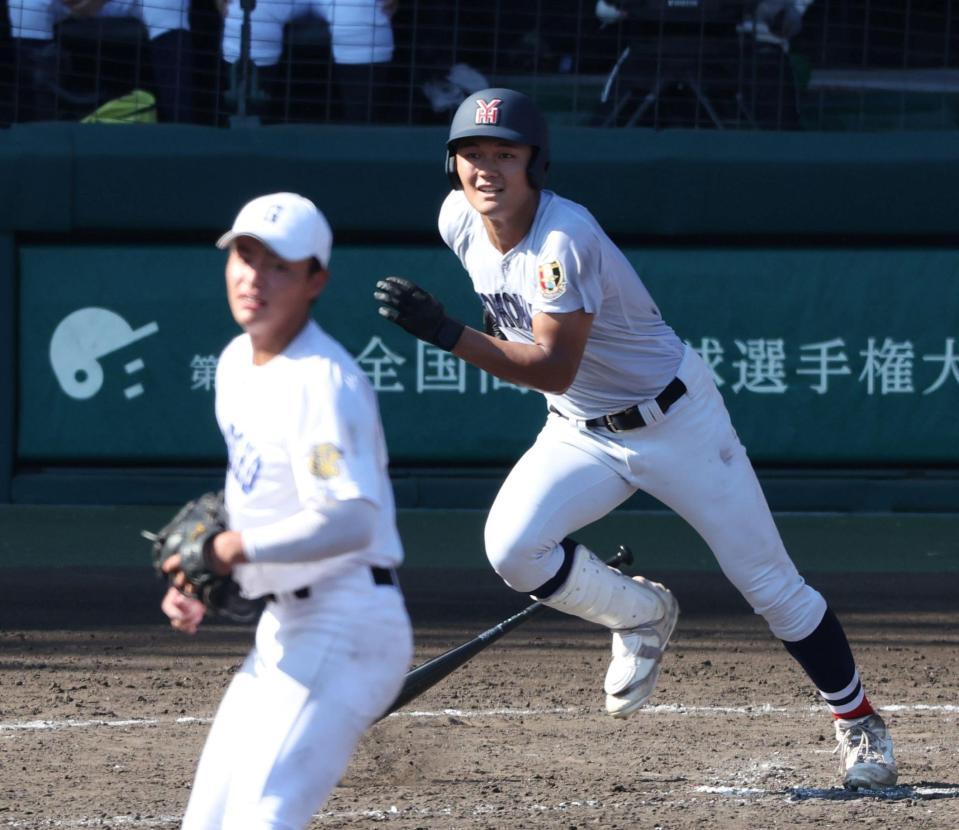 　１０回、県岐阜商・柴田蒼亮（手前）から２点適時打を放つ横浜・阿部葉太（撮影・中田匡峻）