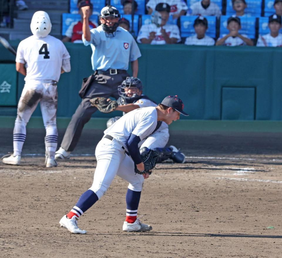　１０回、県岐阜商・駒瀬陽尊（４）を見逃し三振に斬り、ほえる横浜・奥村頼人（撮影・中田匡峻）