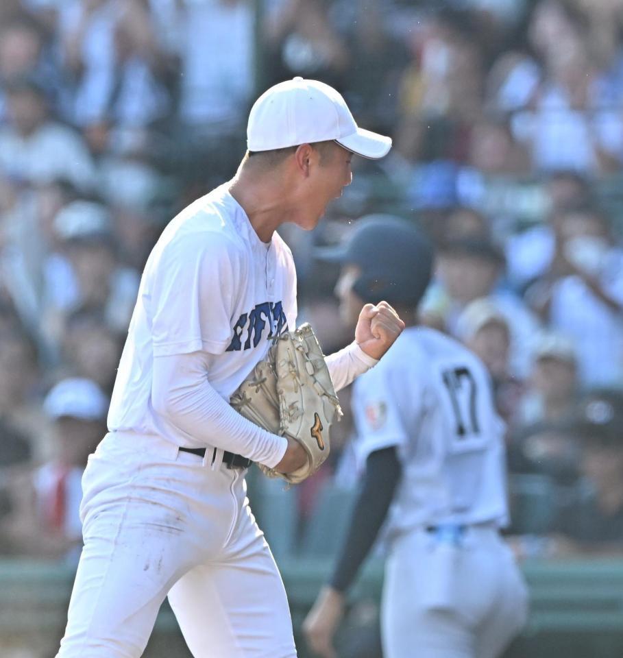 　１１回を無失点に抑え、ガッツポーズする県岐阜商・和田聖也（撮影・西田忠信）