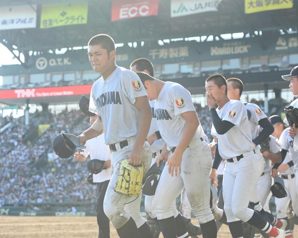 　悔しさをこらえながらスタンドへあいさつに向かう阿部葉太（左）ら横浜ナイン（撮影・西田忠信）