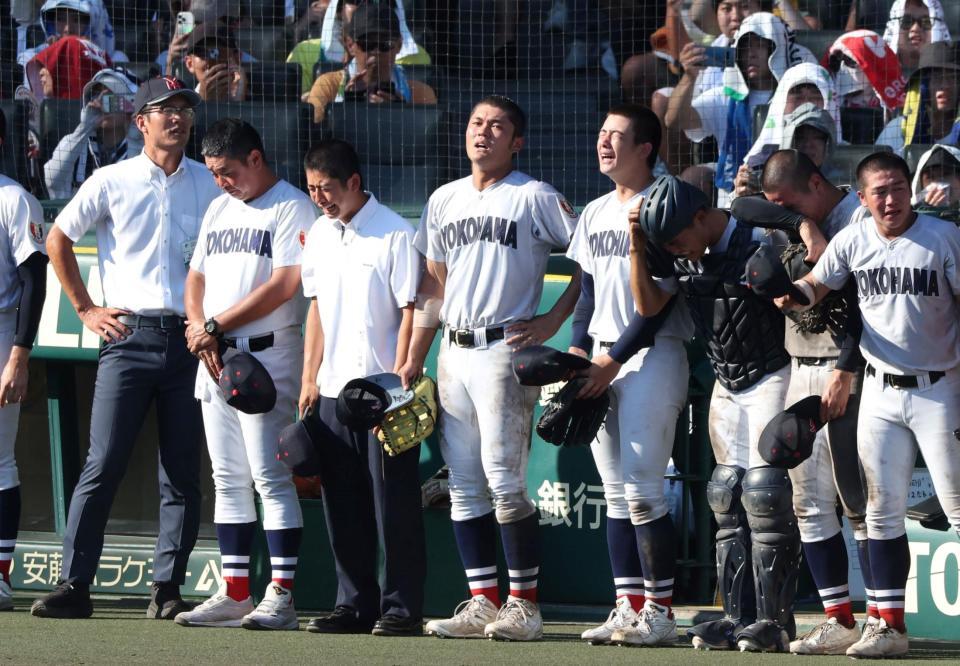 　県岐阜商に敗れ、涙が止まらない横浜・阿部葉太（中央）と奥村頼人らナイン（撮影・中田匡峻）