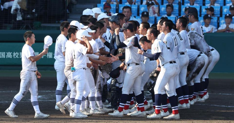 　健闘をたたえ合う県岐阜商ナイン（左）と横浜ナイン（撮影・中田匡峻）