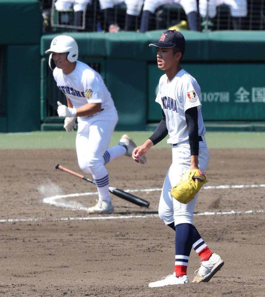 　４回、県岐阜商・渡辺璃海（奥）に右前適時打を浴びた横浜・織田翔希（撮影・中田匡峻）