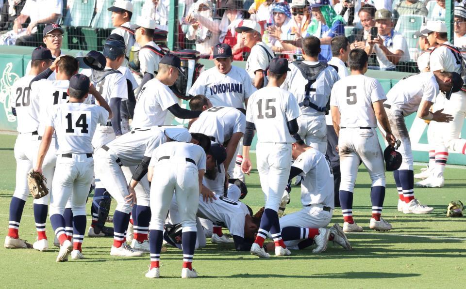 　泣き崩れるナインに声をかける横浜・村田浩明監督（中央）＝撮影・中田匡峻