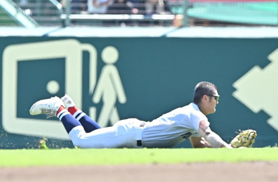 　２回１死、県岐阜商・横山温大の飛球を好捕する横浜・阿部葉太（撮影・西田忠信）