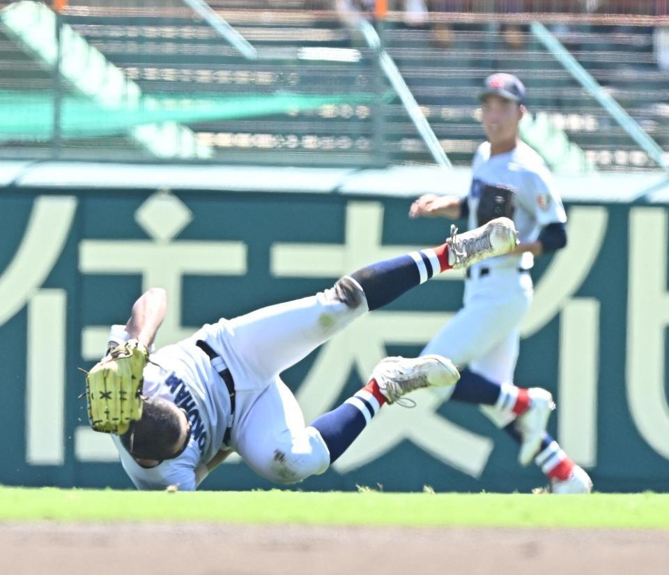 　２回、県岐阜商・横山温大の飛球を好捕する横浜・阿部葉太（撮影・西田忠信）