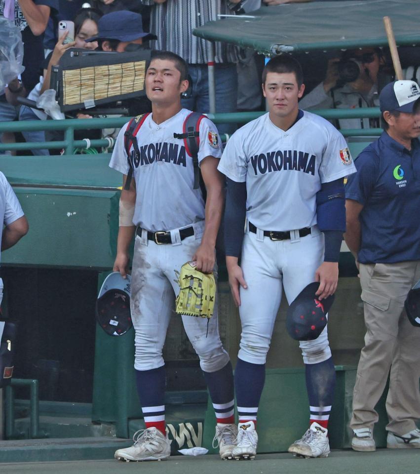 　県岐阜商に敗れ、グラウンドを後にする横浜・阿部葉太（左）と奥村頼人（撮影・中田匡峻）