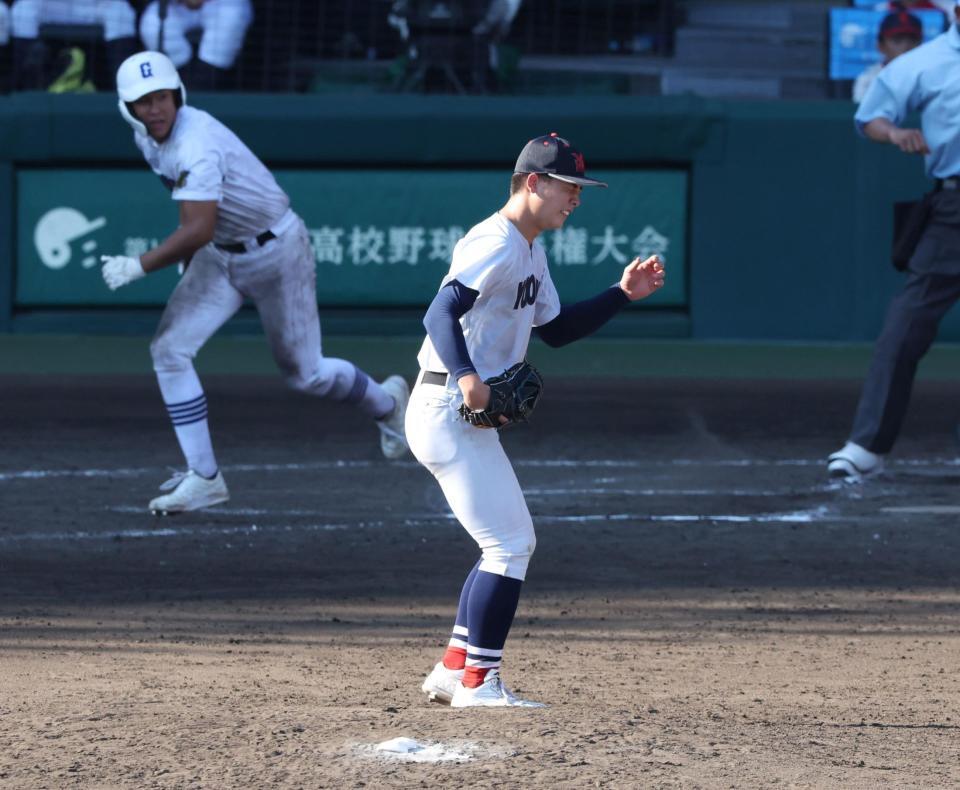 　１１回、県岐阜商・坂口路歩（奥）にサヨナラ打を浴びた横浜・奥村頼人（撮影・中田匡峻）