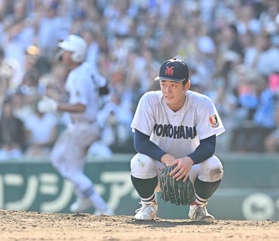 　１１回、県岐阜商・坂口路歩にサヨナラ打を打たれしゃがみ込む横浜・奥村頼人（撮影・西田忠信）