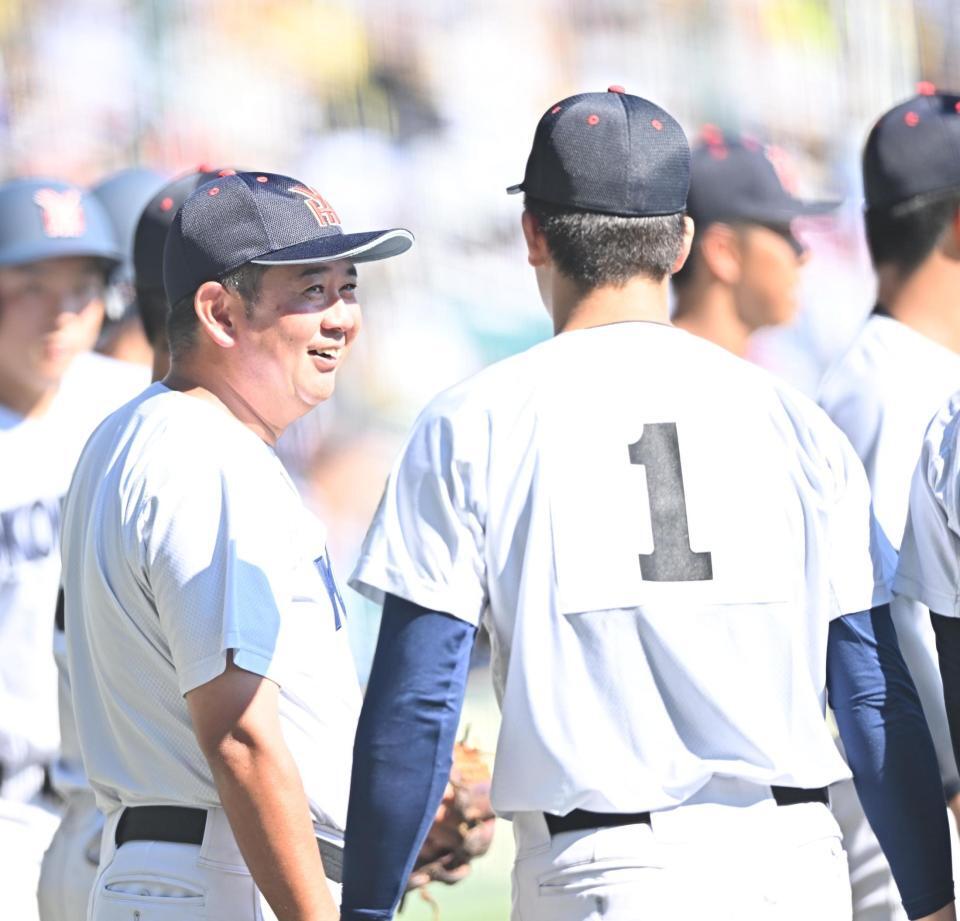 　６回を投げ終えた奥村頼人（１）に声をかける横浜・村田浩明監督（撮影・西田忠信）