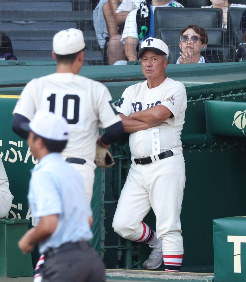 　２回、ピンチを招き降板する阪下蓮（１０）を厳しい表情で見つめる東洋大姫路・岡田龍生監督（撮影・中田匡峻）