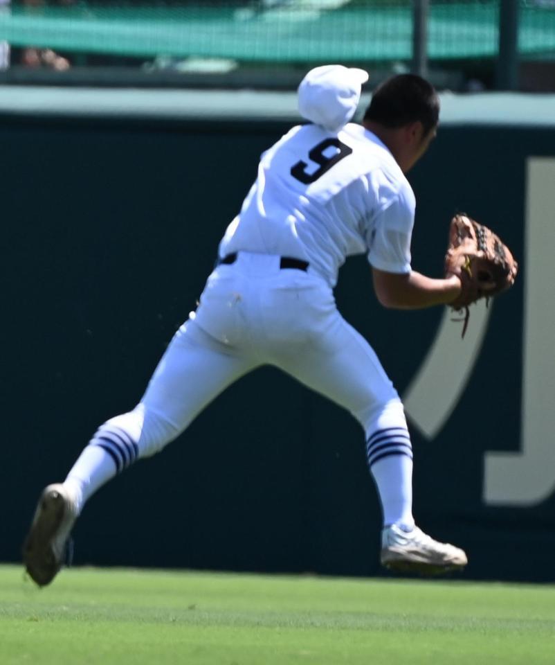 　１回、横浜・奥村頼の飛球を好捕する県岐阜商の右翼手・横山