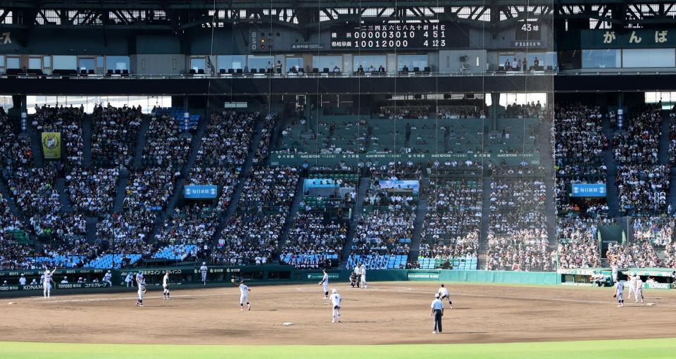 　９回、打者稲熊のとき、「内野５人シフト」を敷く横浜ナイン