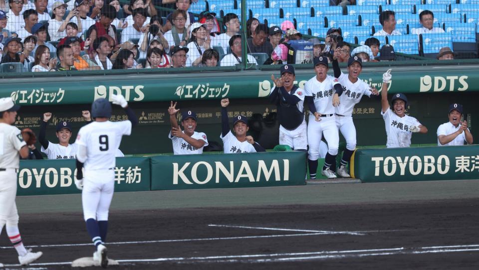 　２回、伊波槙人（９）の先制適時打で盛り上がる沖縄尚学ナイン（撮影・中田匡峻）