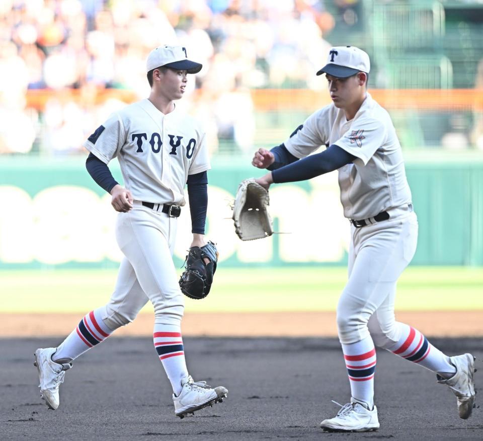 　２回、２番手でマウンドに上がる東洋大姫路・木下鷹大（左）＝撮影・西田忠信