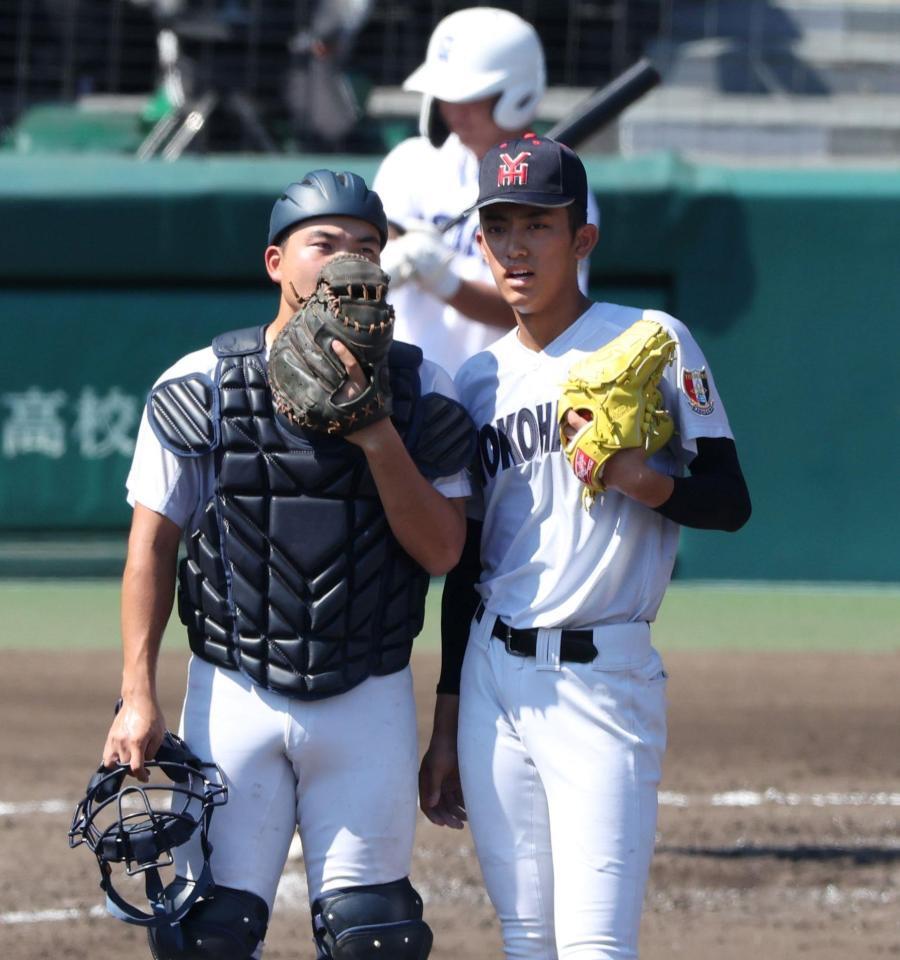 　４回、ピンチで捕手の駒橋優樹（左）と話す横浜・織田翔希（撮影・中田匡峻）